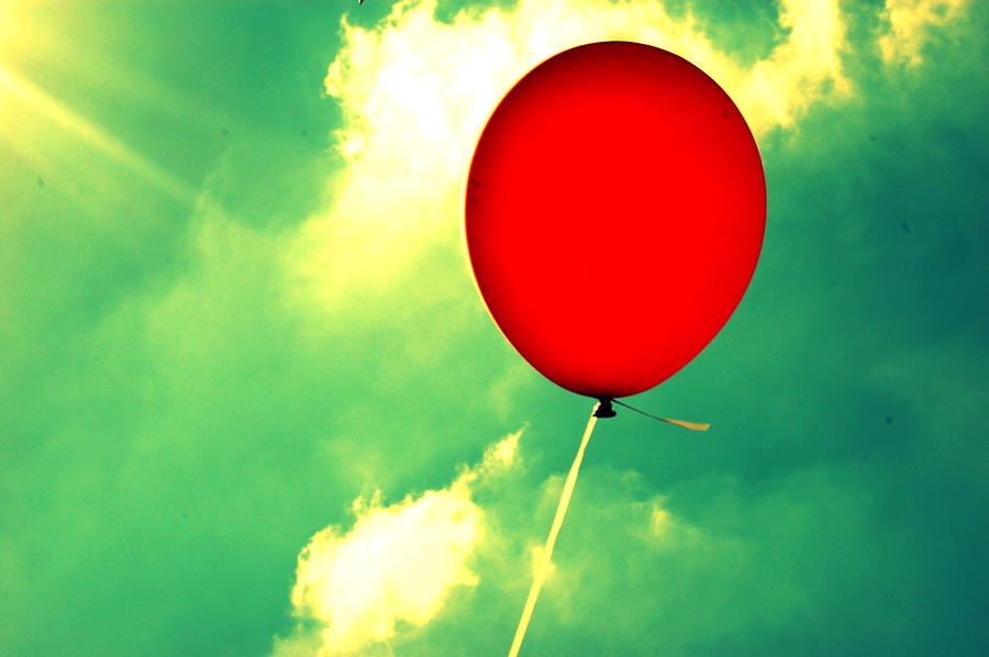 redballoonfloatinginskywithsunmeredithwinnphotography - News Home Helium balloons Under direct Sunlight doesn't last Longer
